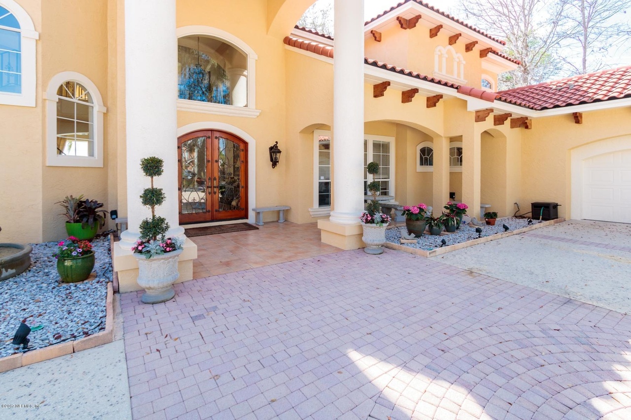 Interior — kitchen / dining